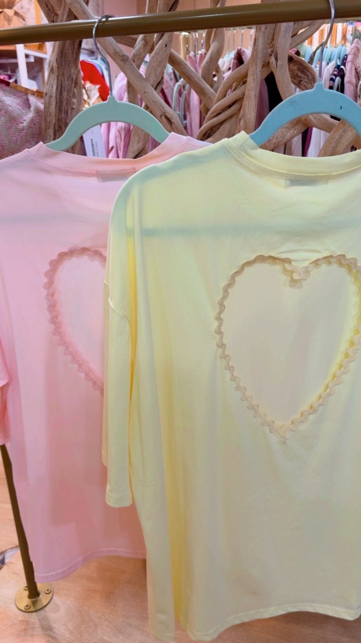 CAMISETA ESPALDA CORAZON COLORES