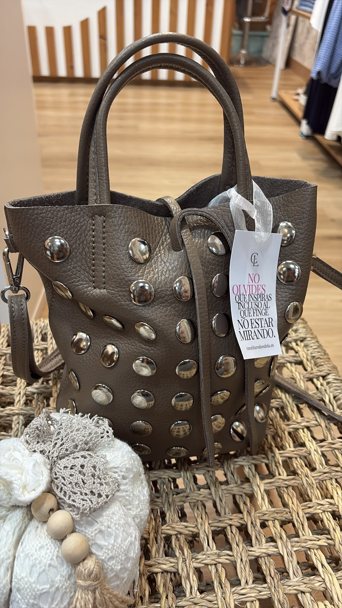 BOLSO PIEL TACHUELA PLATA